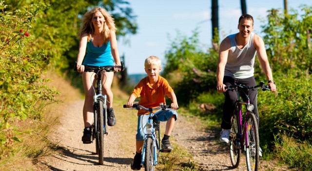 Gdzie nad morze z dziećmi? 10 sprawdzonych miejsc nad Bałtykiem (2026)