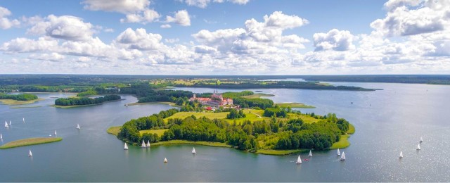 Najpiękniejsze jeziora w Polsce – gdzie warto wynająć domek?