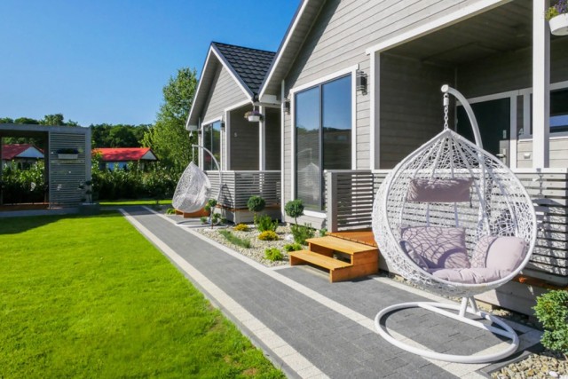 Drewniany dom w zimowym krajobrazie