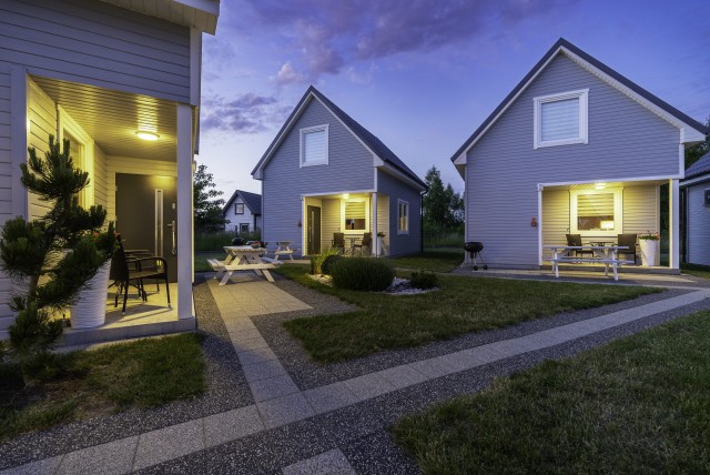 Zdjęcie obiektu noclegowego oświetlonego wieczorem