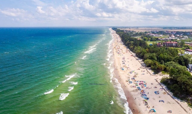 Piaszczysta plaża z lotu ptaka