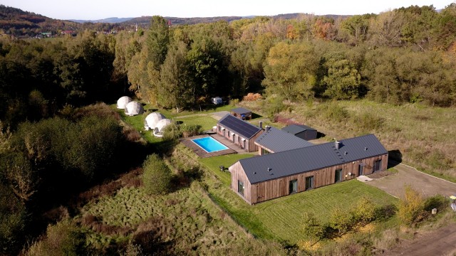Luksusowy glamping z basenem w Karkonoszach – dom dla grup w górach i namioty glampingowe