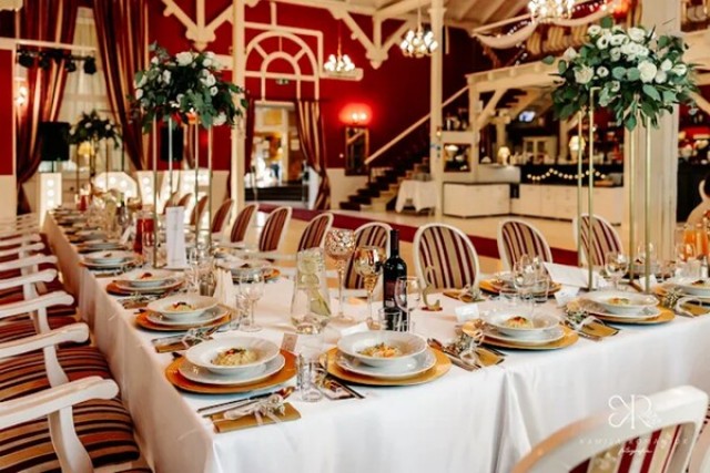 Jak zorganizować catering na spotkanie firmowe? Smaczna logistyka bez stresu w Sosnówce!