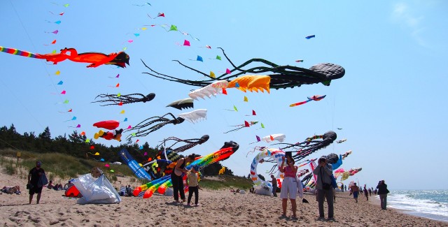 Co lepiej wybrać na wakacje: morze czy jezioro? Dąbki jako kompromis