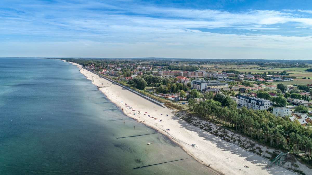 Sarbinowo po sezonie: szeroka plaża bez tłumów i basen, który nie zależy od pogody