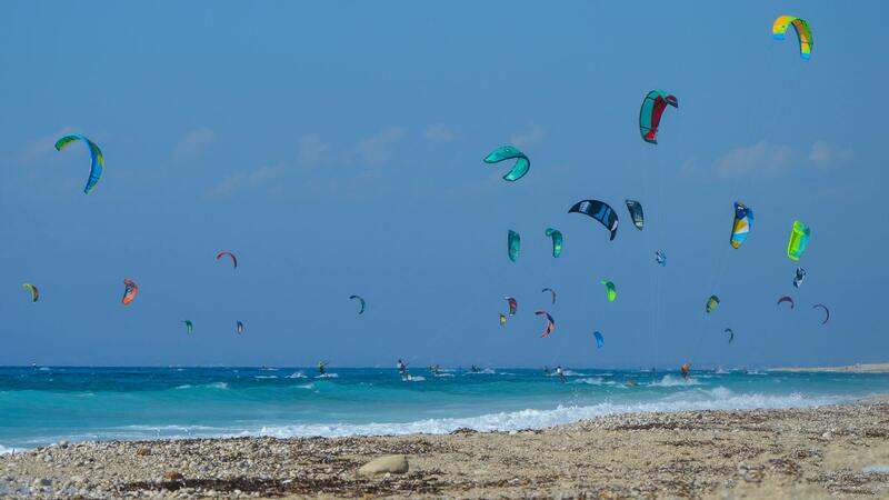 Plaża, morze, kitesurferzy