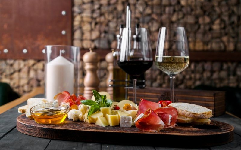 Z czym podawać młode czerwone wino?
