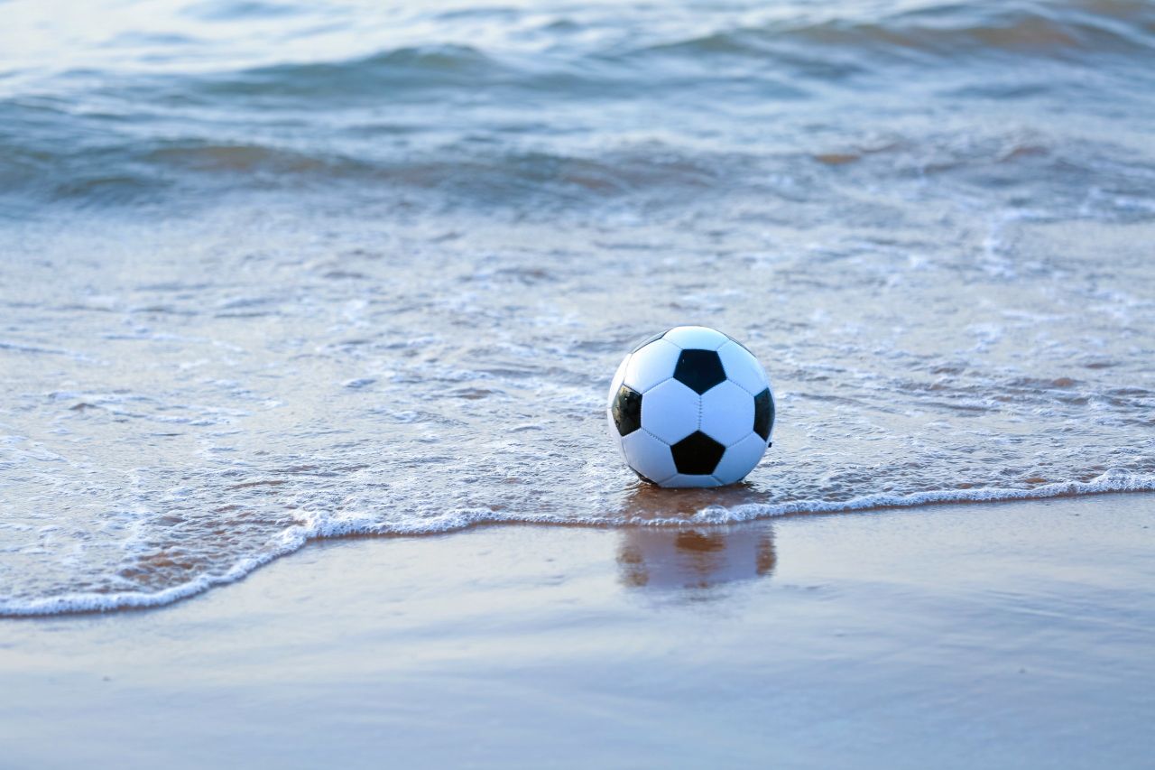 Aktywnie nad morzem: co warto robić oprócz siedzenia na plaży?